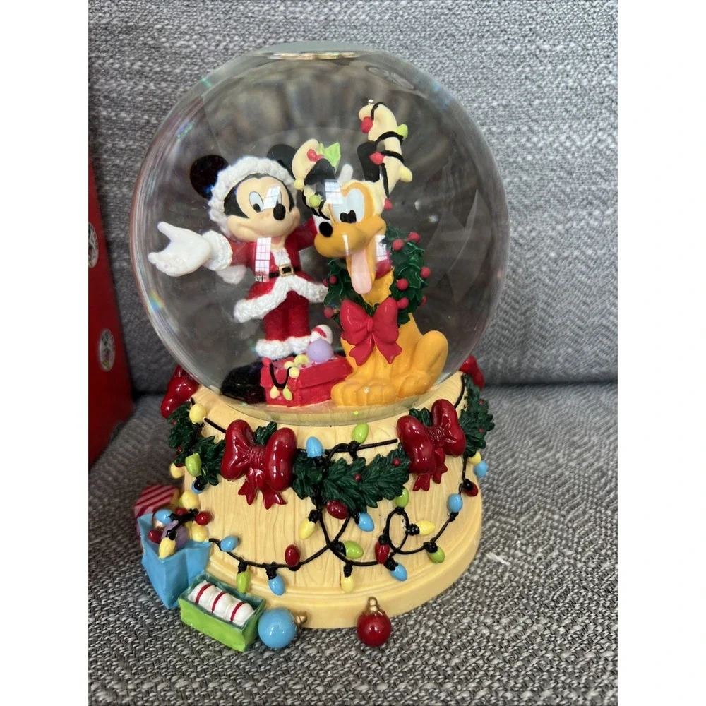 Disney Enesco Mickey Pluto Musical Snowglobe 